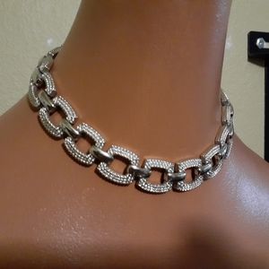 Monet choker